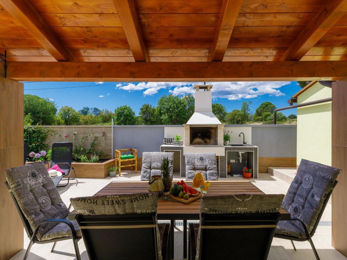 Holiday Home Laura By Interhome พูลา ภายนอก รูปภาพ